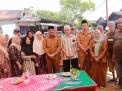 Bupati Anwar Sadat Kembali Serahkan Bantuan Kebakaran Teluk Nilau