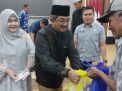 Peringatan 10 Muharram Pemkab Tanjab Barat: Manisnya Senyum Lansia Saat Terima Sembako dari Bupati Anwar Sadat