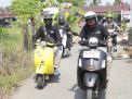 Bupati Anwar Sadat Blusukan Naik Vespa Bagikan Sembako Sambut HUT RI: Sapa Warga dari Lorong ke Lorong