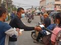 Jurnalis Tanjab Barat Salurkan Masker dan Vitamin Bantuan Karang Taruna untuk Warga Kuala Tungkal