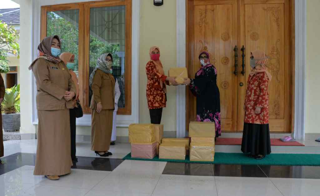 Hj Rahima saat berikan bantuan ke petugas medis