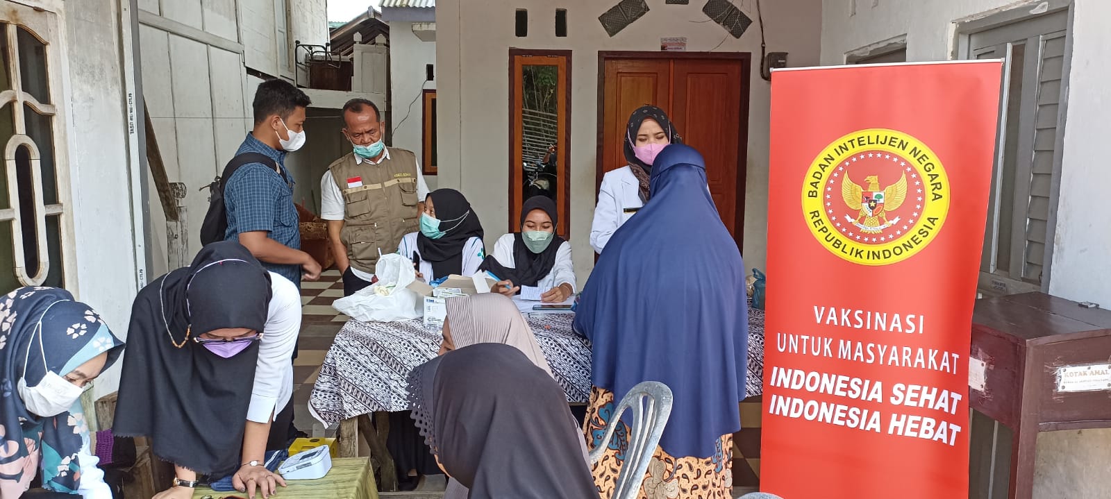 Warga Pelayang Bungo saat menerima vaksinasi Door to door BIN Daerah Jambi, Rabu (27/10/2021).