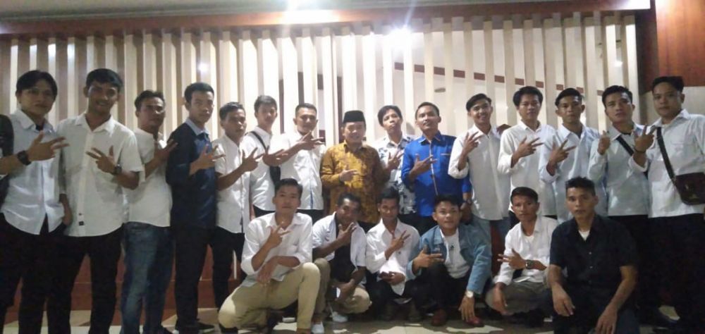 Al Haris saat foto bersama Gerakan Millenial Al  Haris (GEMA) 