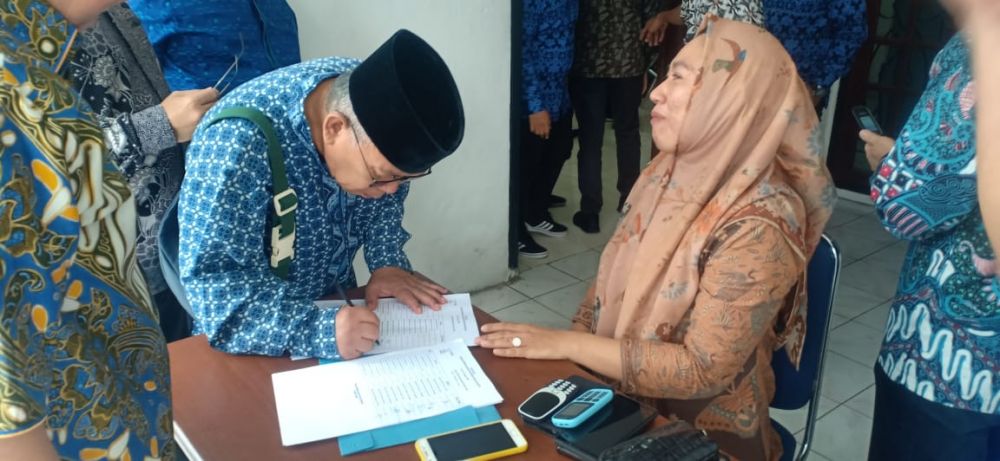 Pengurus Demokrat saat mengisi absensi saat masuk ke Rapat Internal Demokrat Jambi
