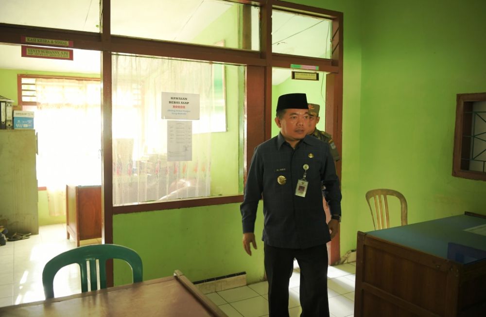Bupati Merangin, Al Haris saat sidak di Kantor Kelurahan Pematang Kandis