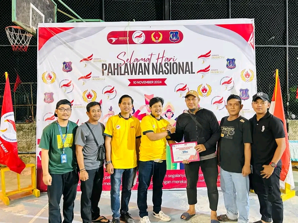 Ketua ESI Tanjab Barat Syufrayogi Syaiful (tengah) didampingi Luqman (Sekum) saat memberikan hadiah