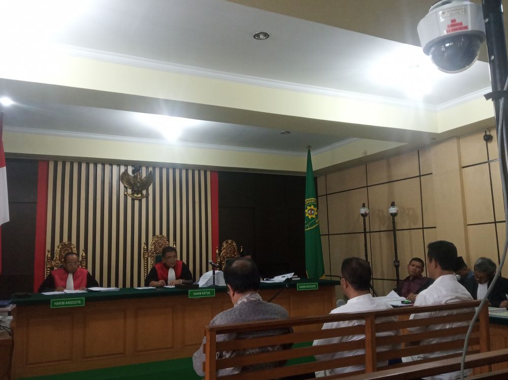 Asiang (kiri) saat menjadi saksi di Pengadilan Tipikor Jambi 