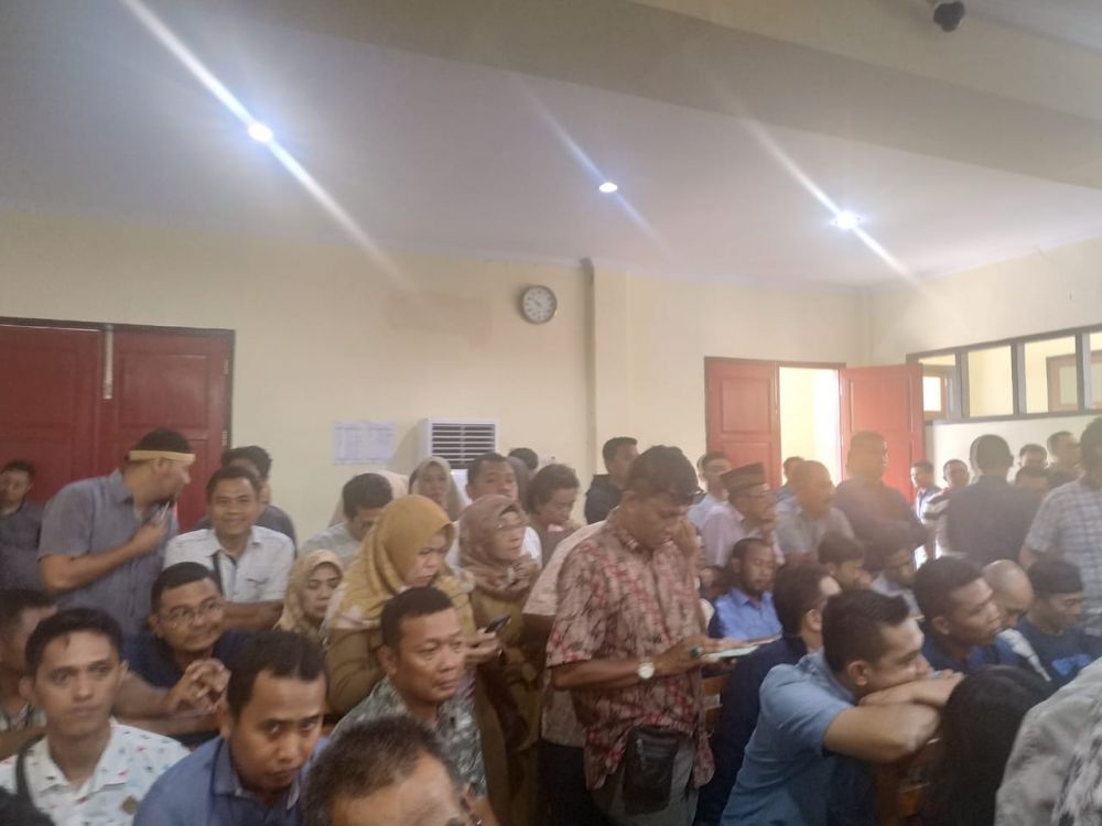 Suasana pengunjung yang membludak di ruang sidang Tipikor Jambi