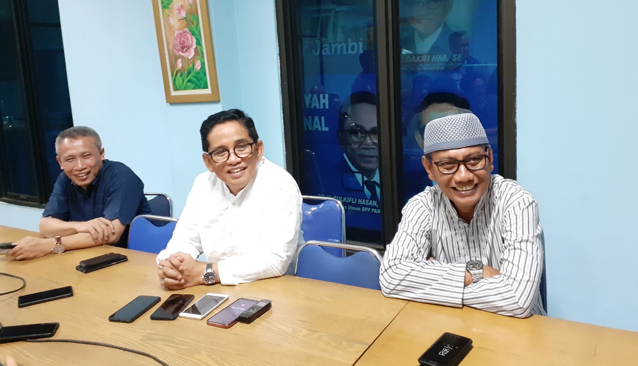 Ketua DPW PAN Provinsi Jambi, H. Bakri (tangah) dan Sekretaris Tim Pilkada PAN Jambi (kanan)