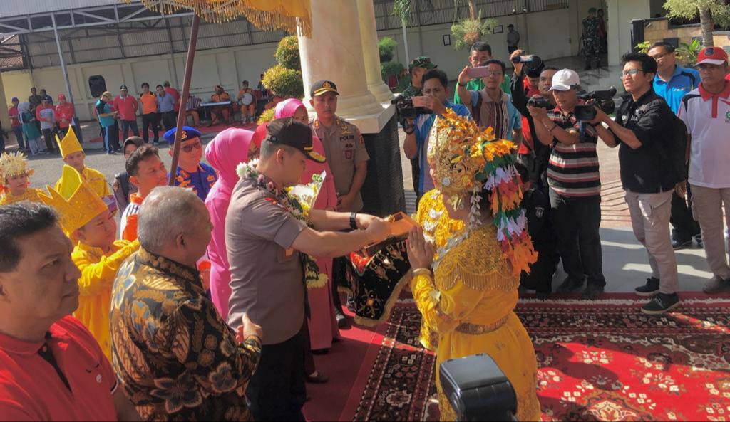 Kapolda Jambi, Irjen Pol Firman Shantyabudi saat disambut dengan Tarian Sekapur Sirih