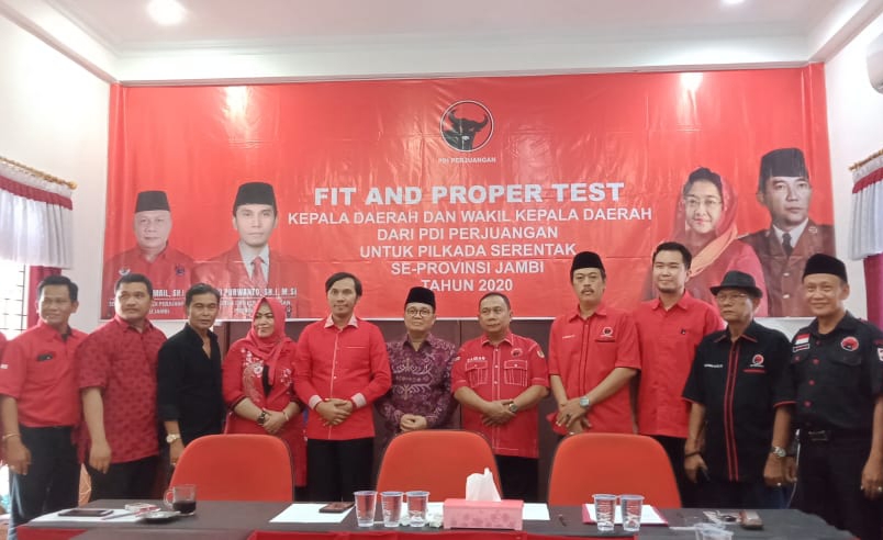Fachrori saat foto bersama usai jalani fit and proper test di DPD PDI Perjuangan Provinsi Jambi 