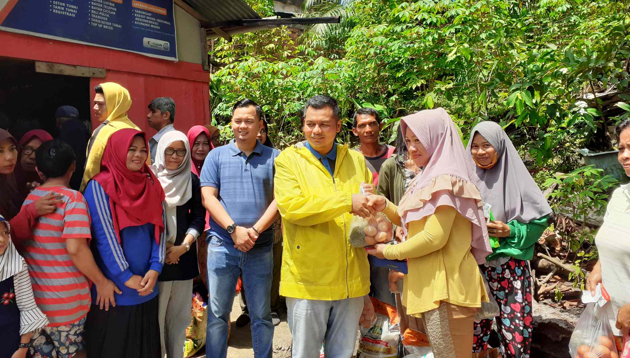 Anggota DPRD Kota Jambi, Kemas Faried saat berikan bantuan sembako ke warga di Solok Sipin