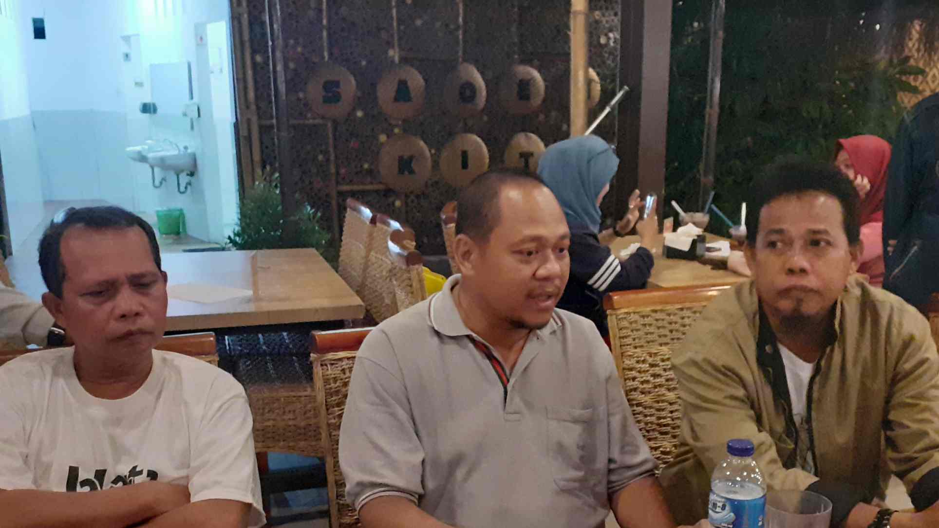 Pengacara SPI Jambi, Kurdiyanto (tengah)