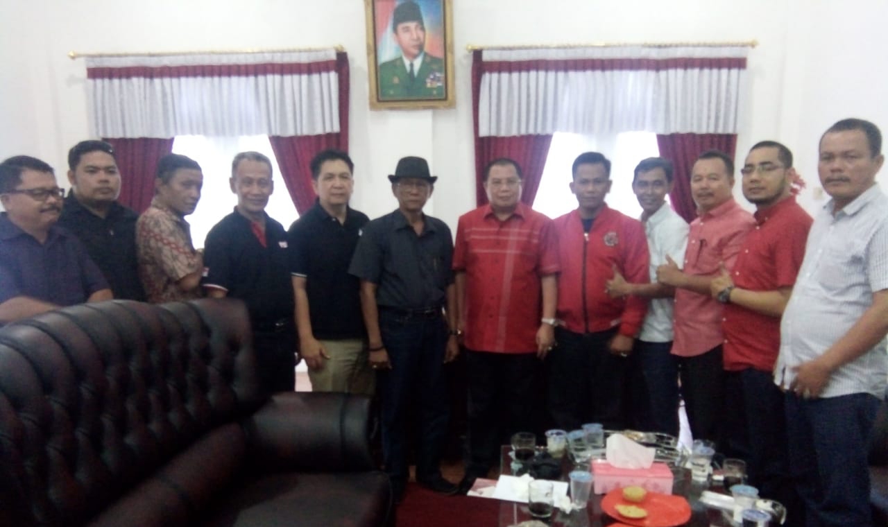 Ramli Taha beserta tin saat menjalani fit and proper test Pilgub di DPD PDI Perjuangan Jambi