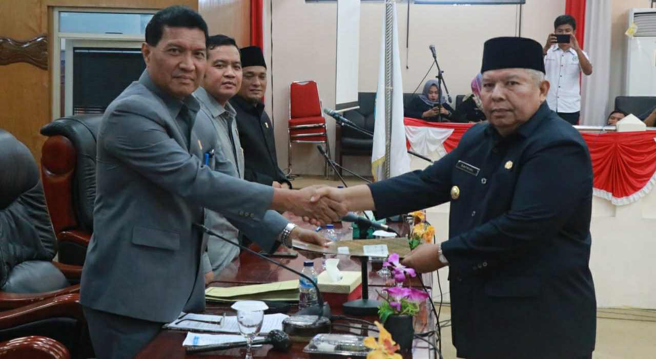 Bupati Safrial saat bersalaman dengan Ketua DPRD Tanjab Barat, Mulyani Siregar