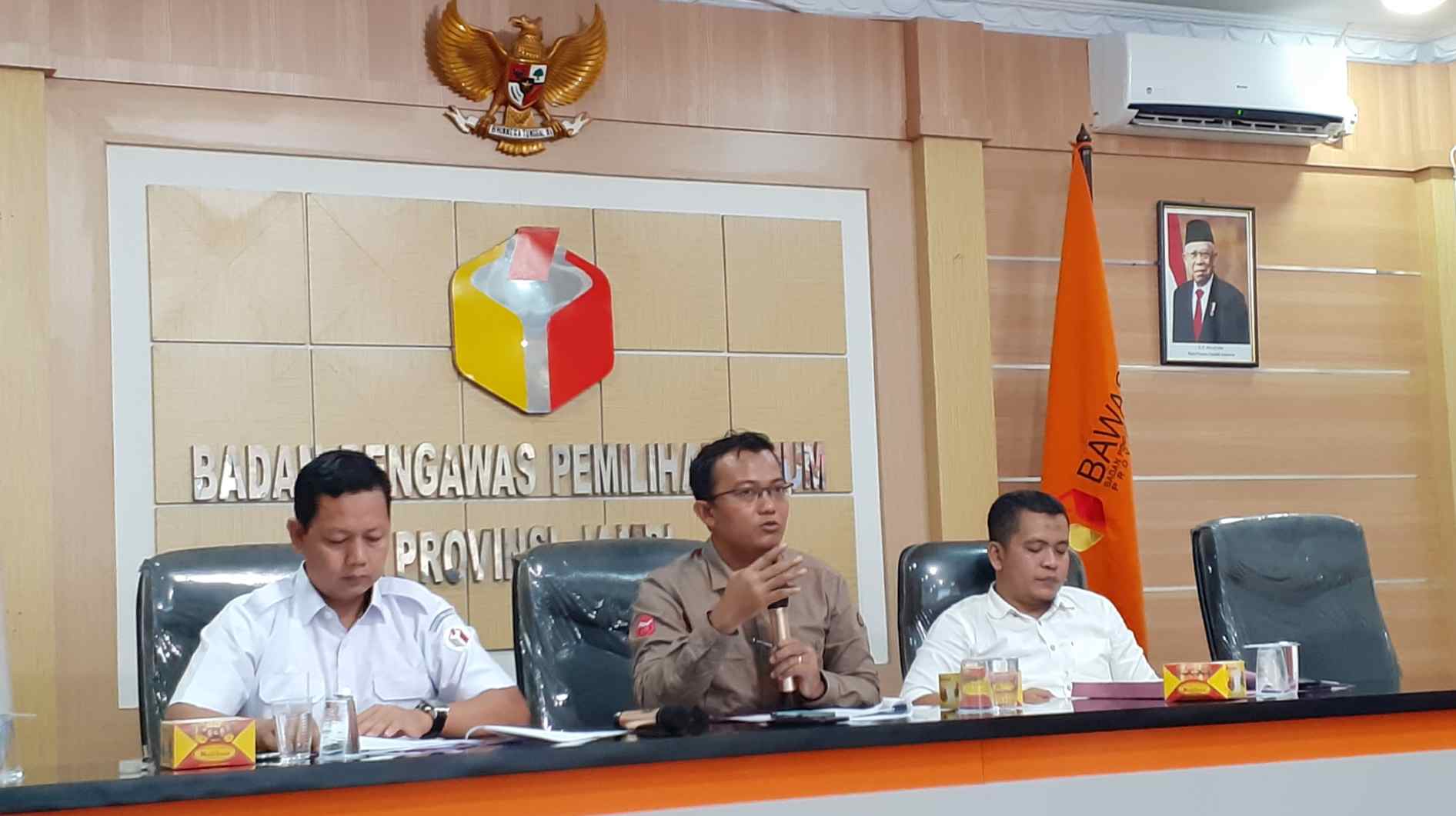 Pimpinan Bawaslu Provinsi Jambi, Fahrul Rozi (tengah)