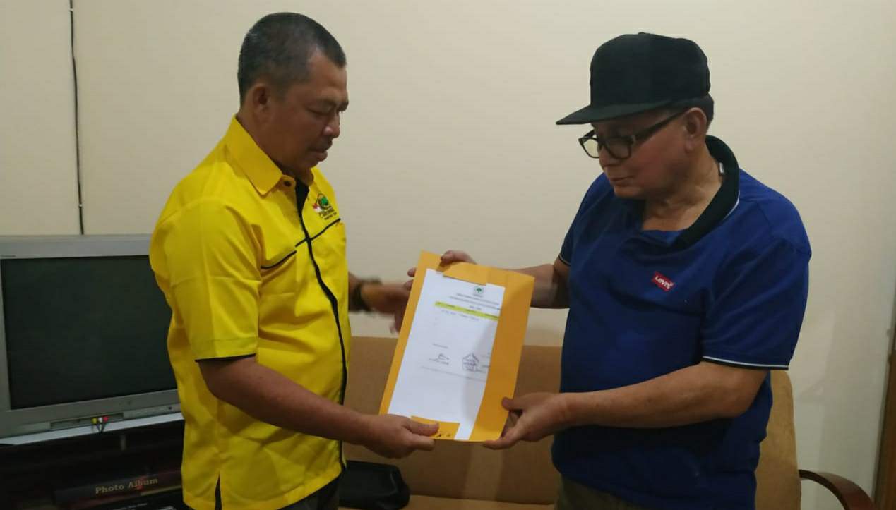 Politisi senior, Kemas Faruk saat mendaftar di Sekretariat Golkar Jambi