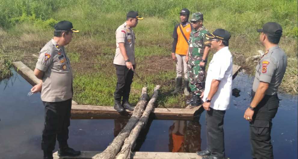 Kapolres Tanjab Barat, AKBP Guntur Saputro saat menyambangi kanal buatan warga