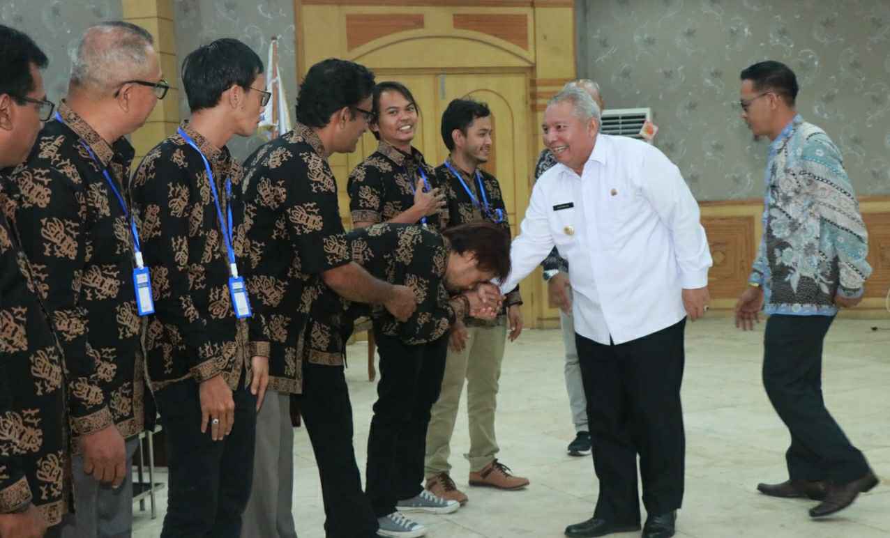 Bupati Safrial saat hadiri pelantikan pengurus Gapensi Tanjab Barat