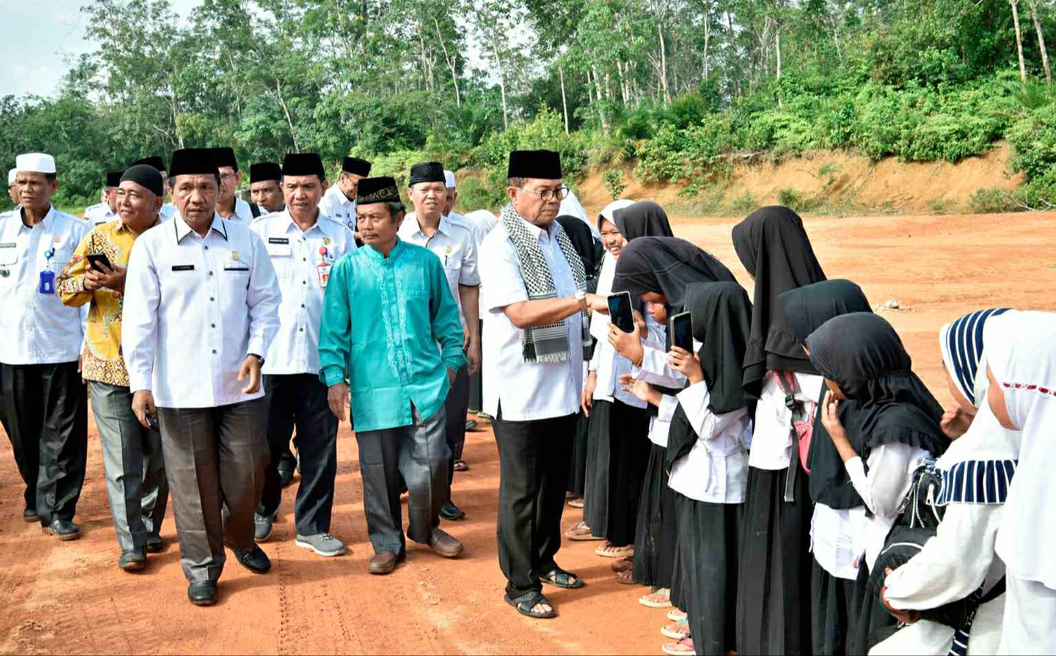 Gubernur Jambi Fachrori Umar saat saat kunjungi Madrasah Nurul Falah Pemenang