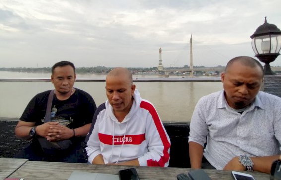Ketua Tim Keluarga Fachrori Umar, Miftahul Ikhlas (tengah)