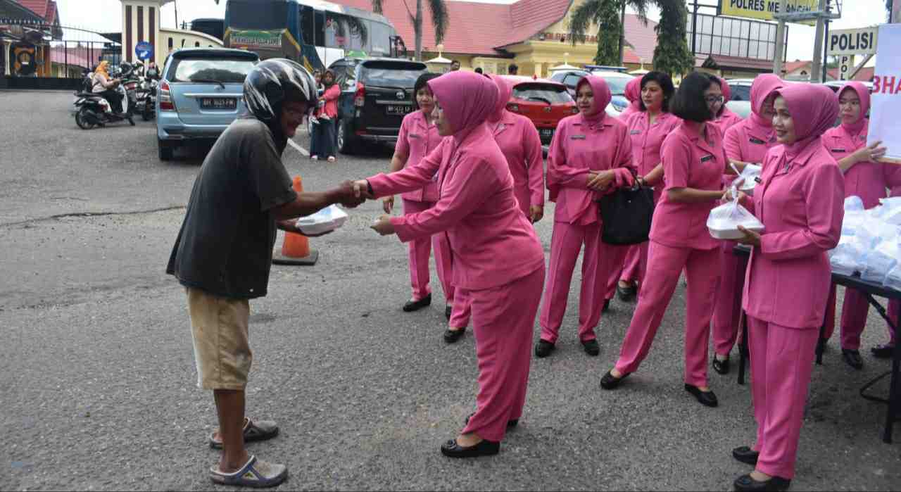 Bhayngkari Merangin saat berbagi
