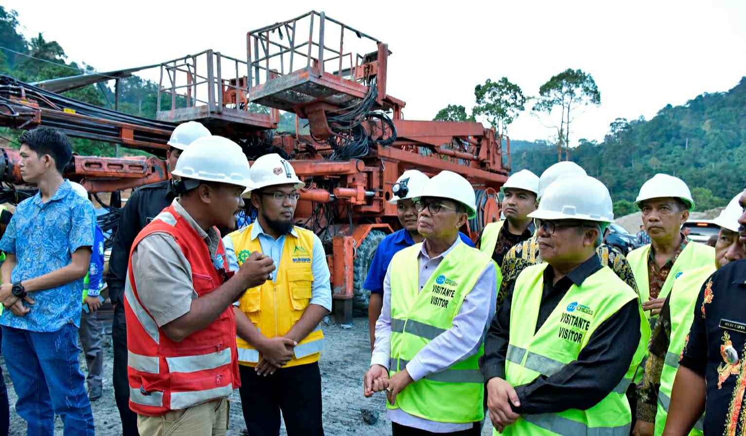 Gubernur Jambi Fachrori Umar saat saat tinjau PLTA Batang Merangin