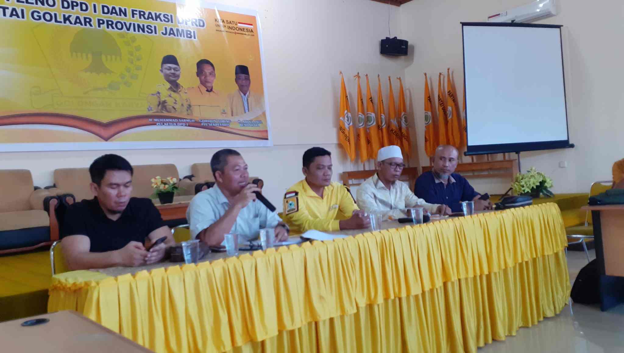 Ketua SC Musda Golkar Jambi, A. Rahman (dua dari kiri)