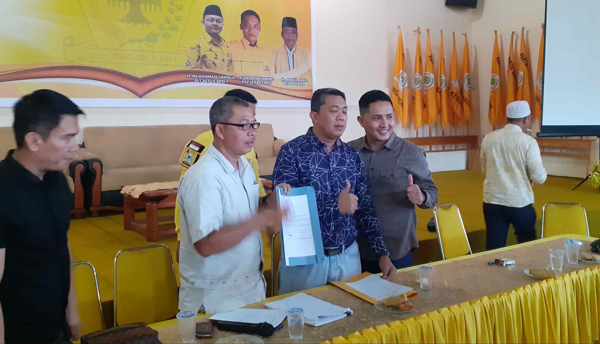 Popriyanto dan Apif Firmansyah saat ambil formulir pendaftaran Pinto Jayanegara