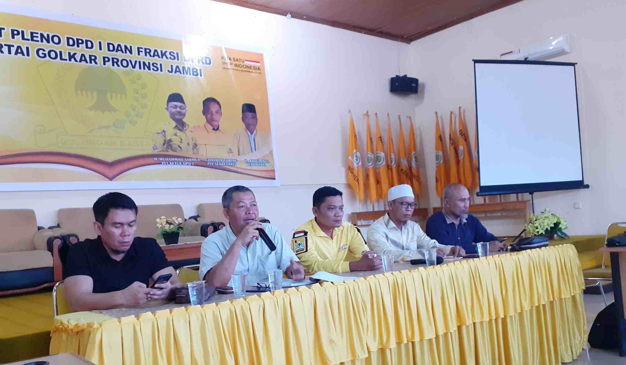 Sekretaris Tim Formatur, A. Rahman (dua dari kiri)