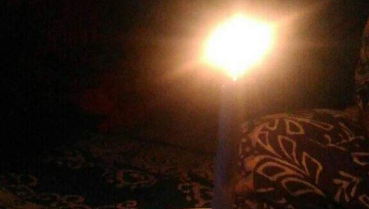 Warga Jangkat saat gunakan lilin saat lampu PLN mati