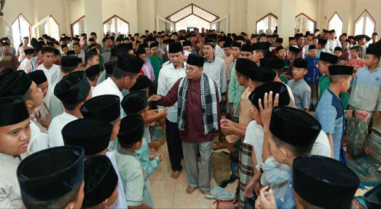 Gubernur Jambi Fachrori Umar saat kunjungi Ponpes Al Hidayah