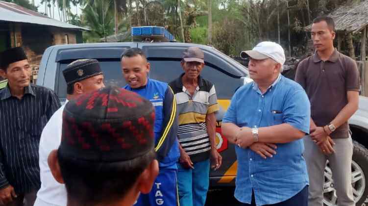 Bupati Safrial saat tinjau kebakaran di Senyerang