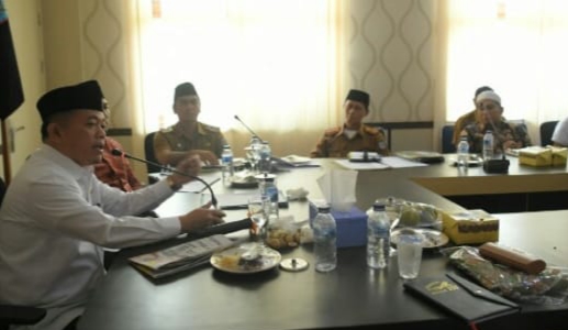 Bupati Al Haris saat rapat LPTQ