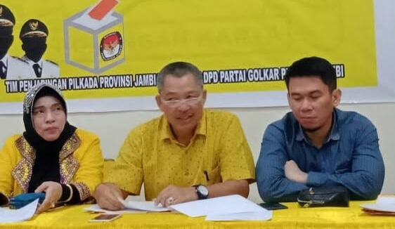 Sekretaris Tim Formatur Kepengurusan Golkar Jambi, A. Rahman (tengah)
