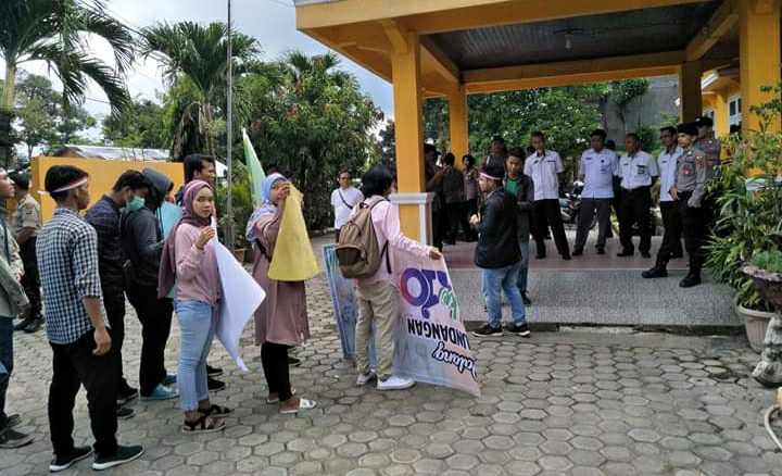 Mahasiswa Tabir saat aksi demo di DPRD Merangin