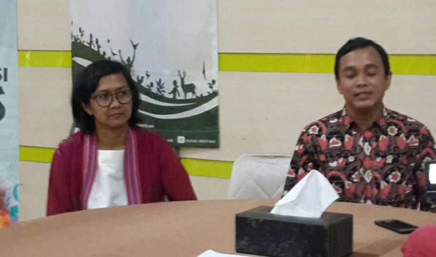 Direktur Eksekutif Walhi Nasional, Nurhidayati (kiri) dan Direktur Eksekutif Walhi Jambi, Rudiansyah