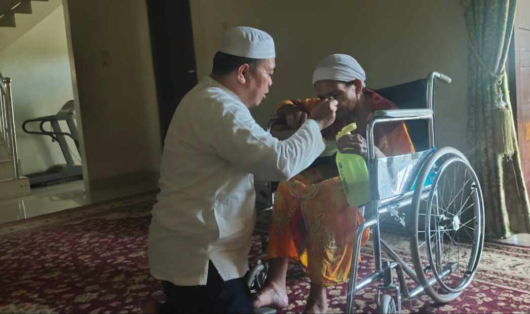 Al Haris saat suapi Enaknya makan