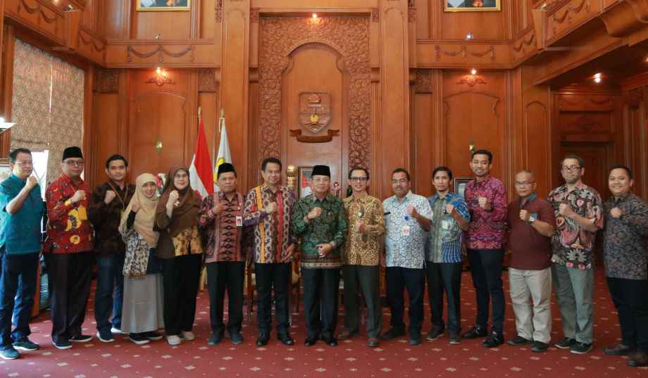 Gubernur Jambi Fachrori Umar saat foto bersama denagan Dewan Energi Nasional