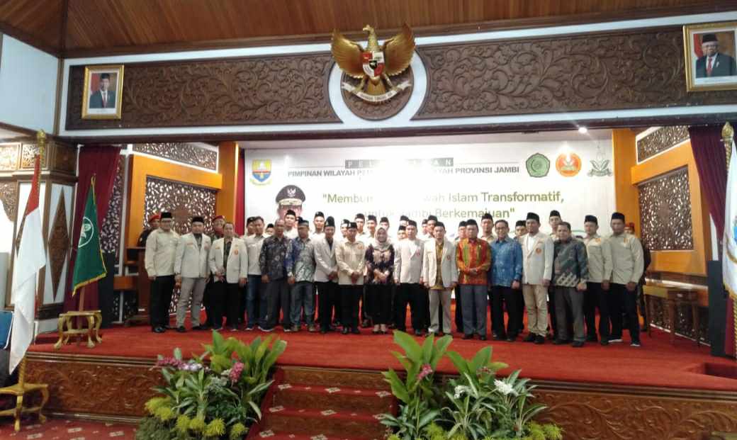 Pengurus Pemuda Muhammadiyah Jambi foto bersama usai pelantikan