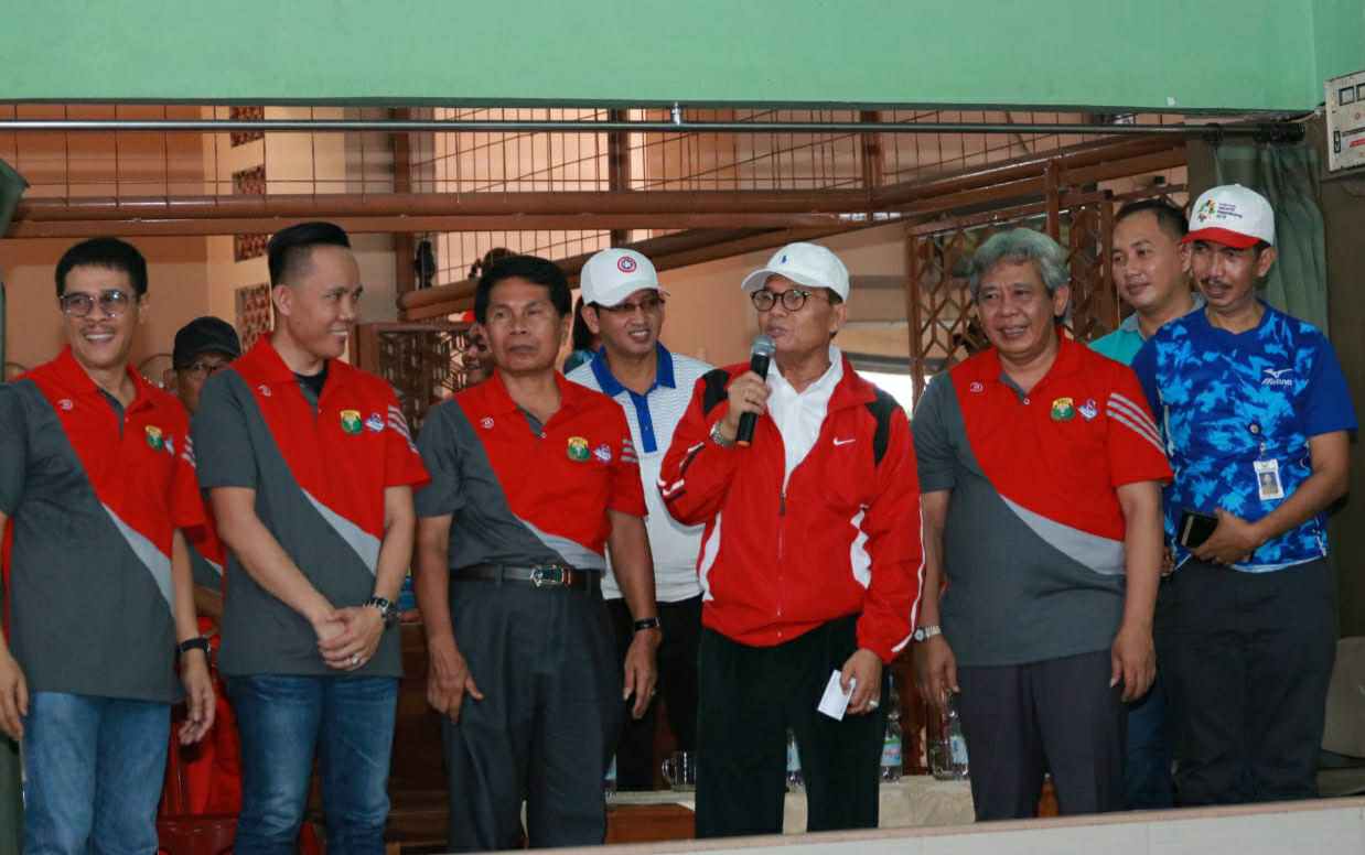 Gubernur Jambi, Fachrori Umar saat membuka Turnamen Bulutangkis Angso Duo Cup II