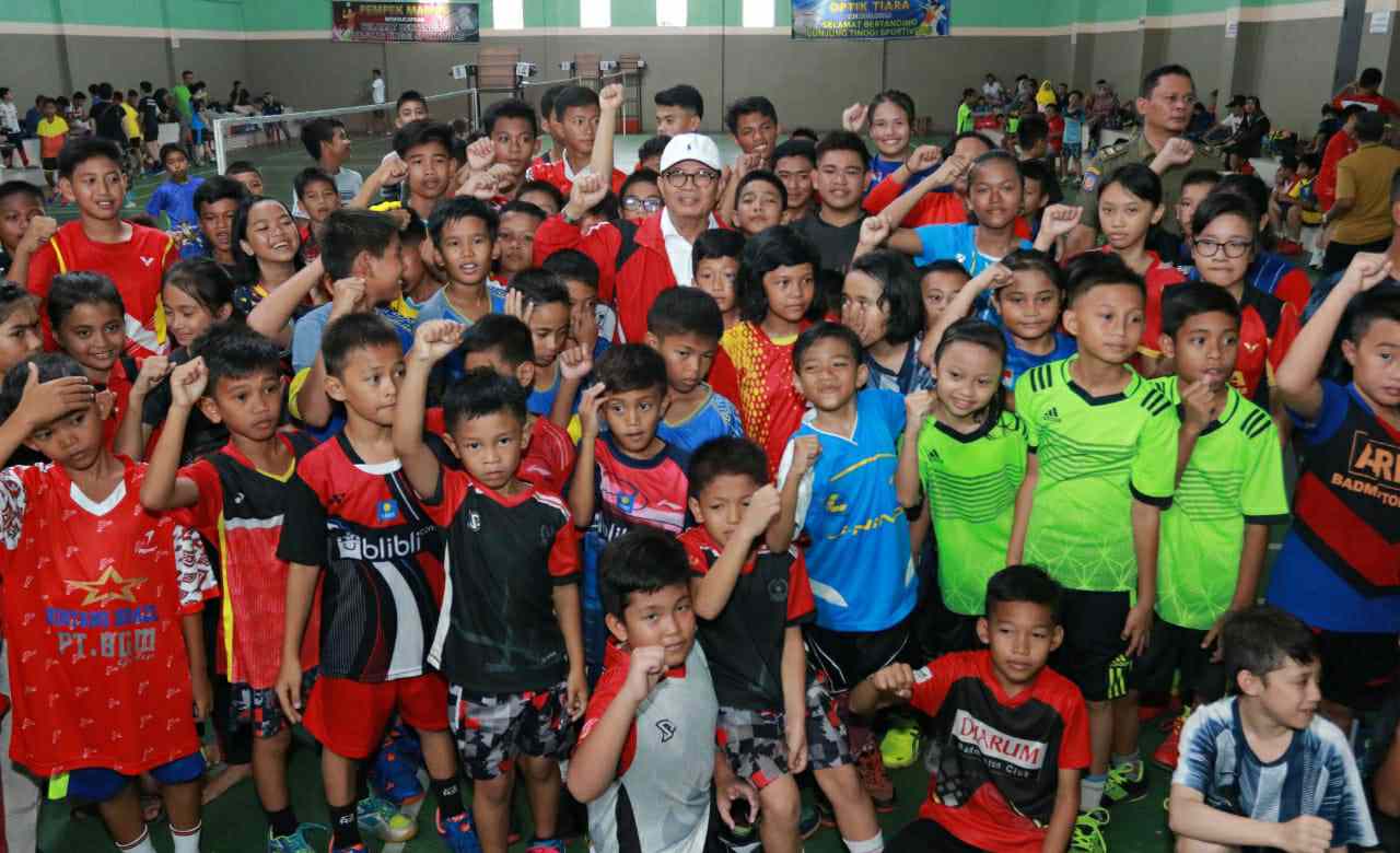 Fachrori Umar saat saat foto bersama dengan peserta Turnamen Bulu Tangkis Angso Duo Cup II
