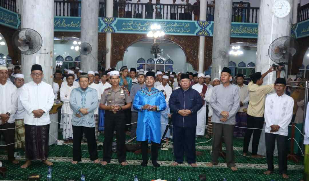 Ustadz Riza Muhammad bersama Bupati Safrial saat hadiri Isra' Mi'raj 