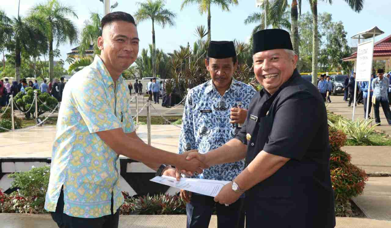 Bupati Safrial saat berikan bantuan sarana usaha