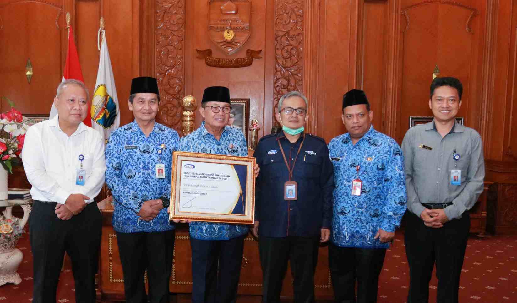 Gubernur Jambi, Fachrori Umar saat terima Penghargaan Apip Level 3
