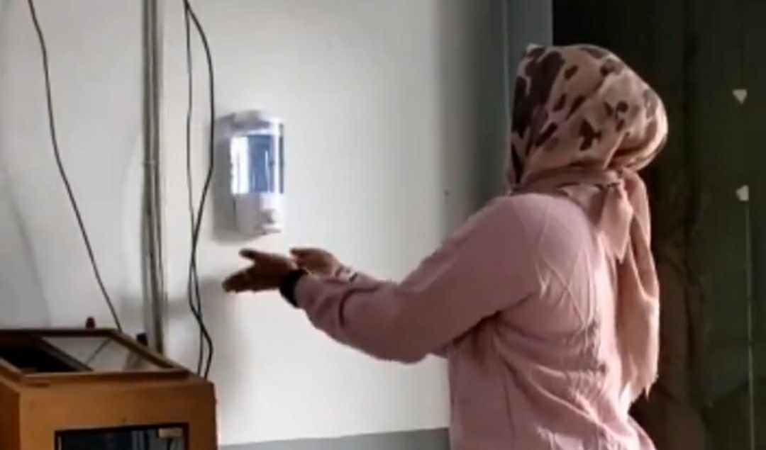 Hand sanitizer yang terpasang di pintu masuk ruangan kantor PUPR Provinsi Jambi