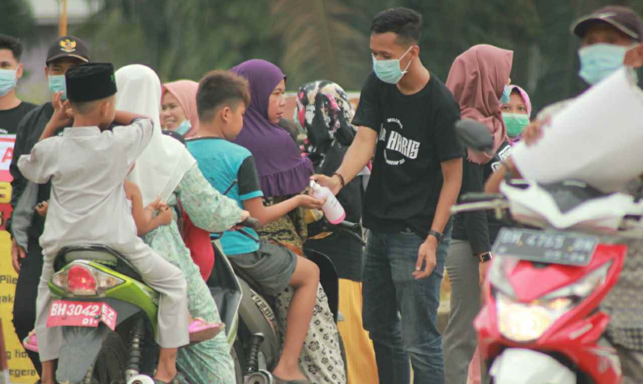 Millenial Al Haris Tanjab Barat saat sedang sosialisasi pencegahan virus corona ke warga
