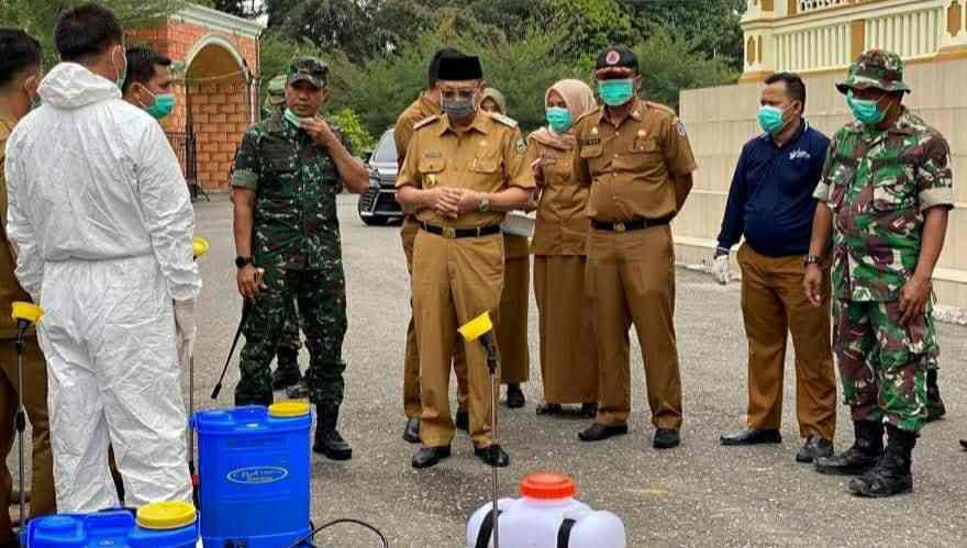 Bupati Sarolangun, Cek Endra saat penyemprotan desinfektan di Masjid Agung Al-Falah
