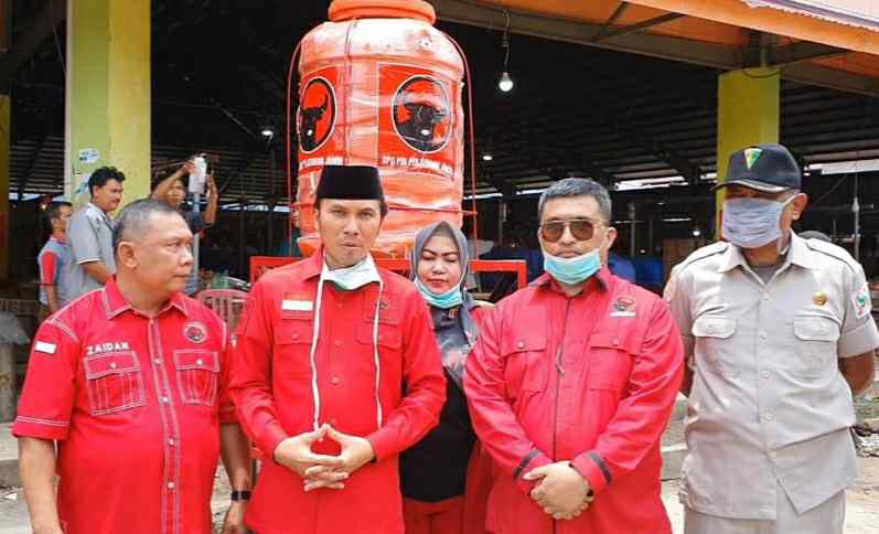 Ketua DPD PDI Perjuangan Provinsi Jambi, Edi Purwanto bersama pengurus lainnya di Pasar Angso Duo