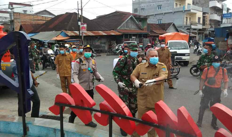 Bupati Safrial, Kapolres Tanjab Barat, Dandim Tanjung Jabung saat penyemprotan desinfektan